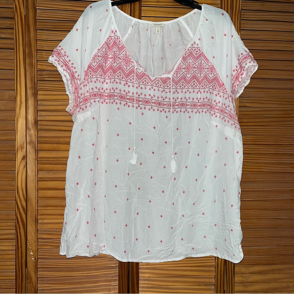 Sonoma Lightweight Cotton/Rayon Boho White Short Sleeved Top with Red Design